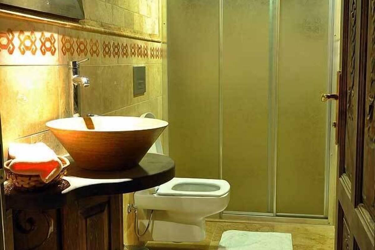 deluxe quadruple room, 1 bedroom, non smoking, courtyard view | bathroom | free toiletries, hair dryer, bathrobes, slippers