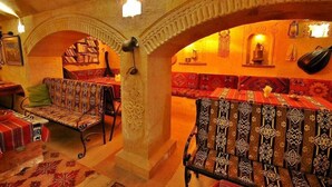 Un interior tradicional con arcos, mobiliario estampado y elementos decorativos.