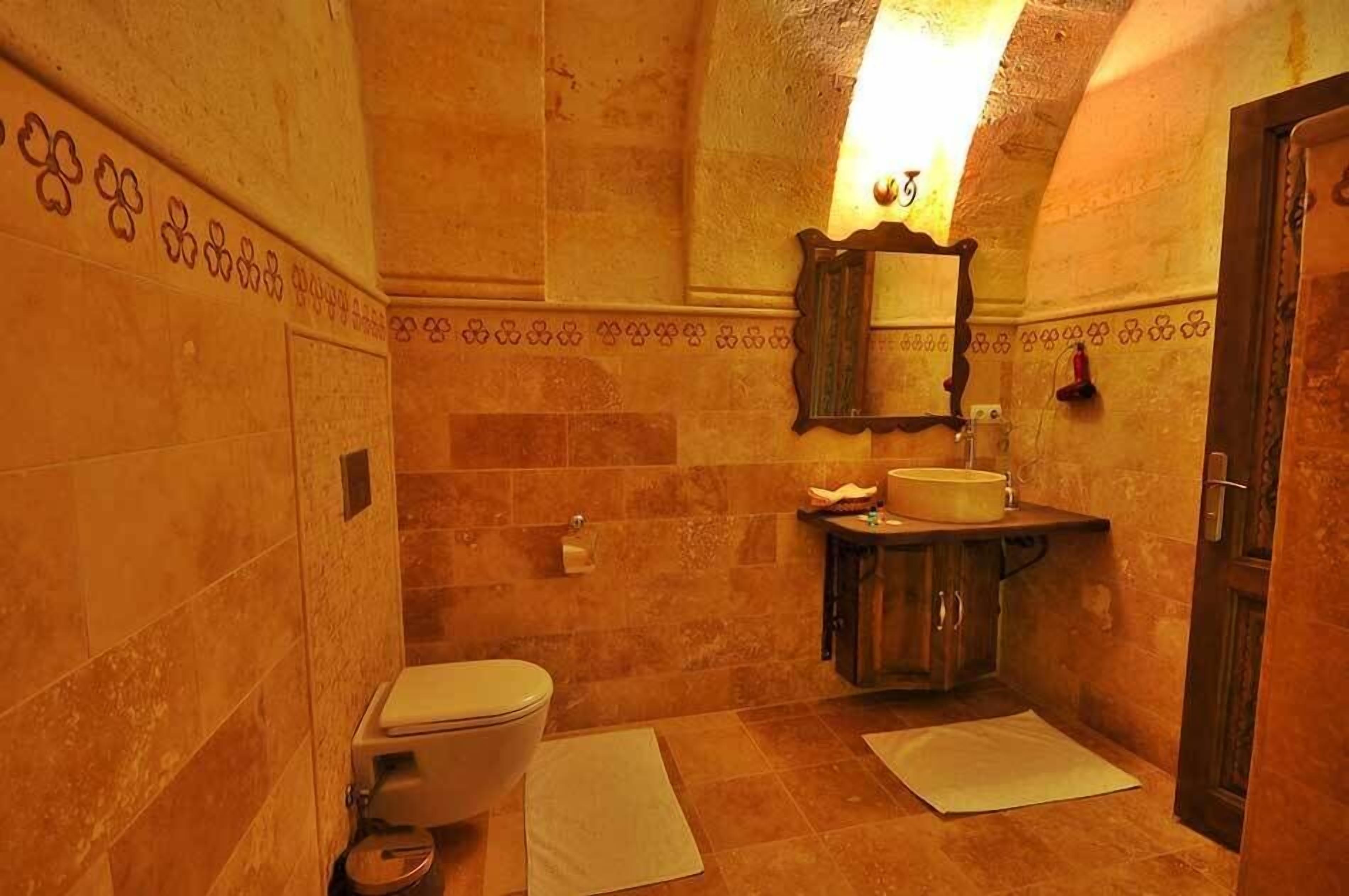 deluxe triple room | bathroom | free toiletries, hair dryer, bathrobes, slippers