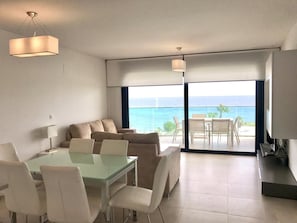 Departamento, 3 habitaciones, Terraza, vista al mar | Sala de estar | Televisión de pantalla plana 