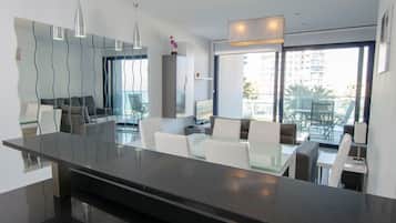 Apartamento, 2 habitaciones, terraza, vistas al mar | Comedor