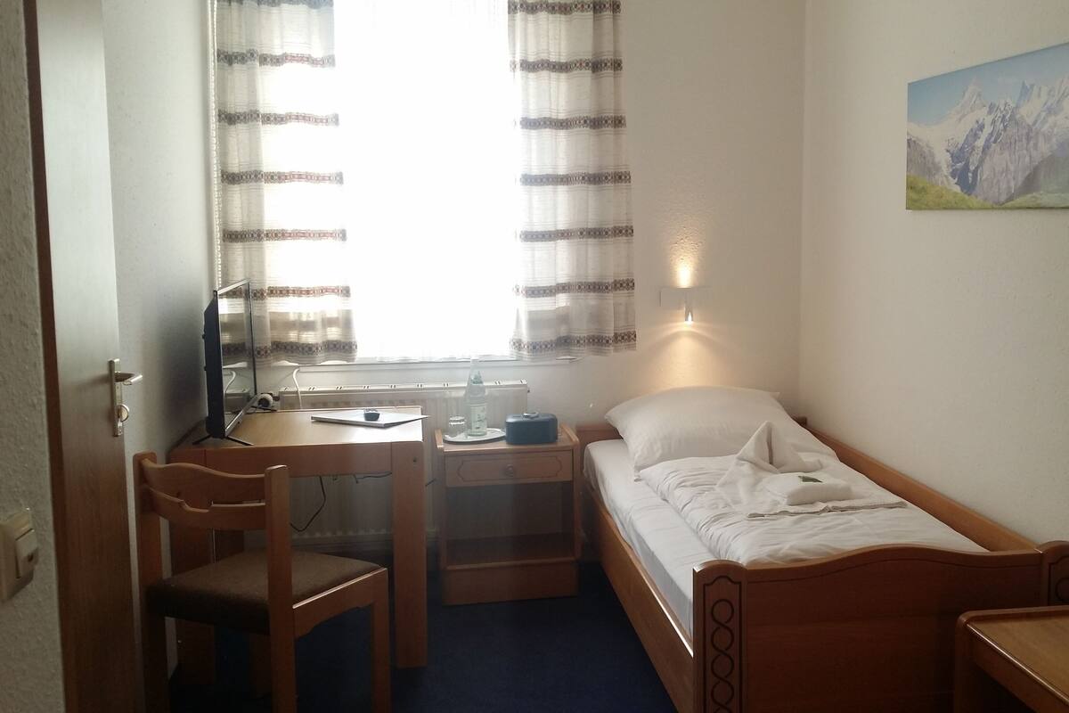 Standaard eenpersoonskamer | Een kluis op de kamer, gratis wifi, beddengoed