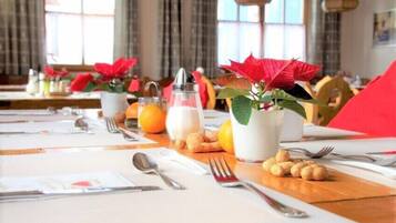 Tägliches Frühstücksbuffet gegen Gebühr