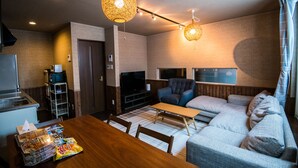 アパートメント 3 ベッドルーム | リビング エリア | 30 インチの液晶テレビ (ケーブル放送視聴可)、テレビ