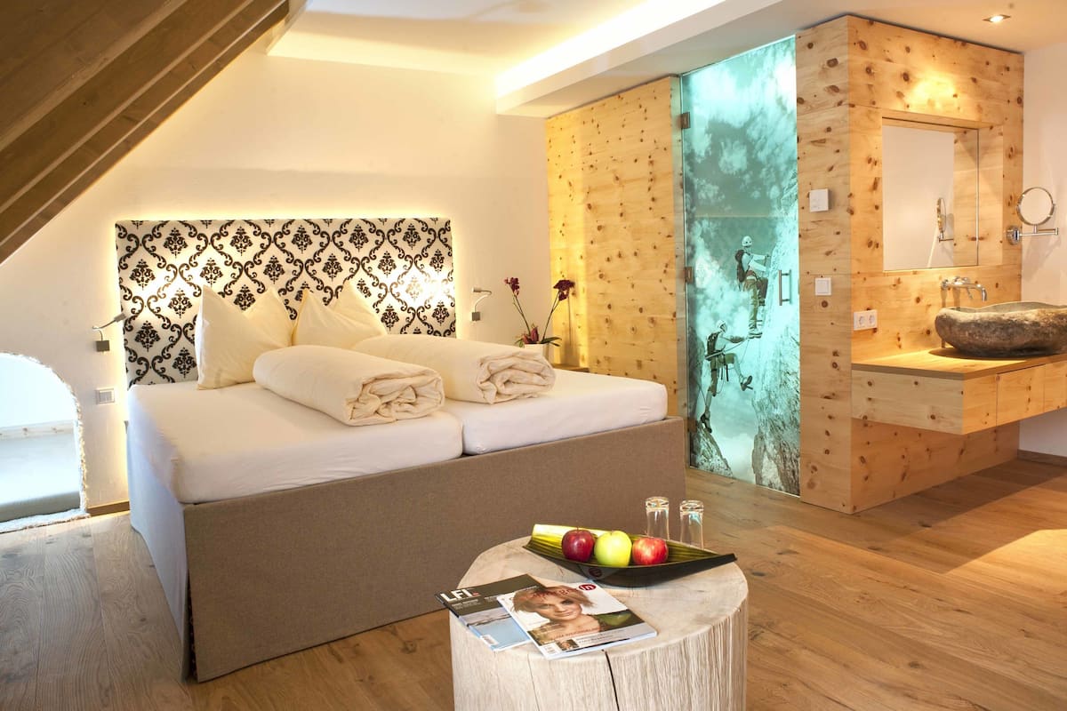 Double Room, Balcony | In-room safe, free WiFi, bed sheets
