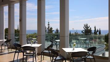 4 restaurantes, café da manhã, culinåria internacional