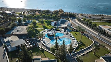 5 outdoor pools, pool umbrellas, pool loungers