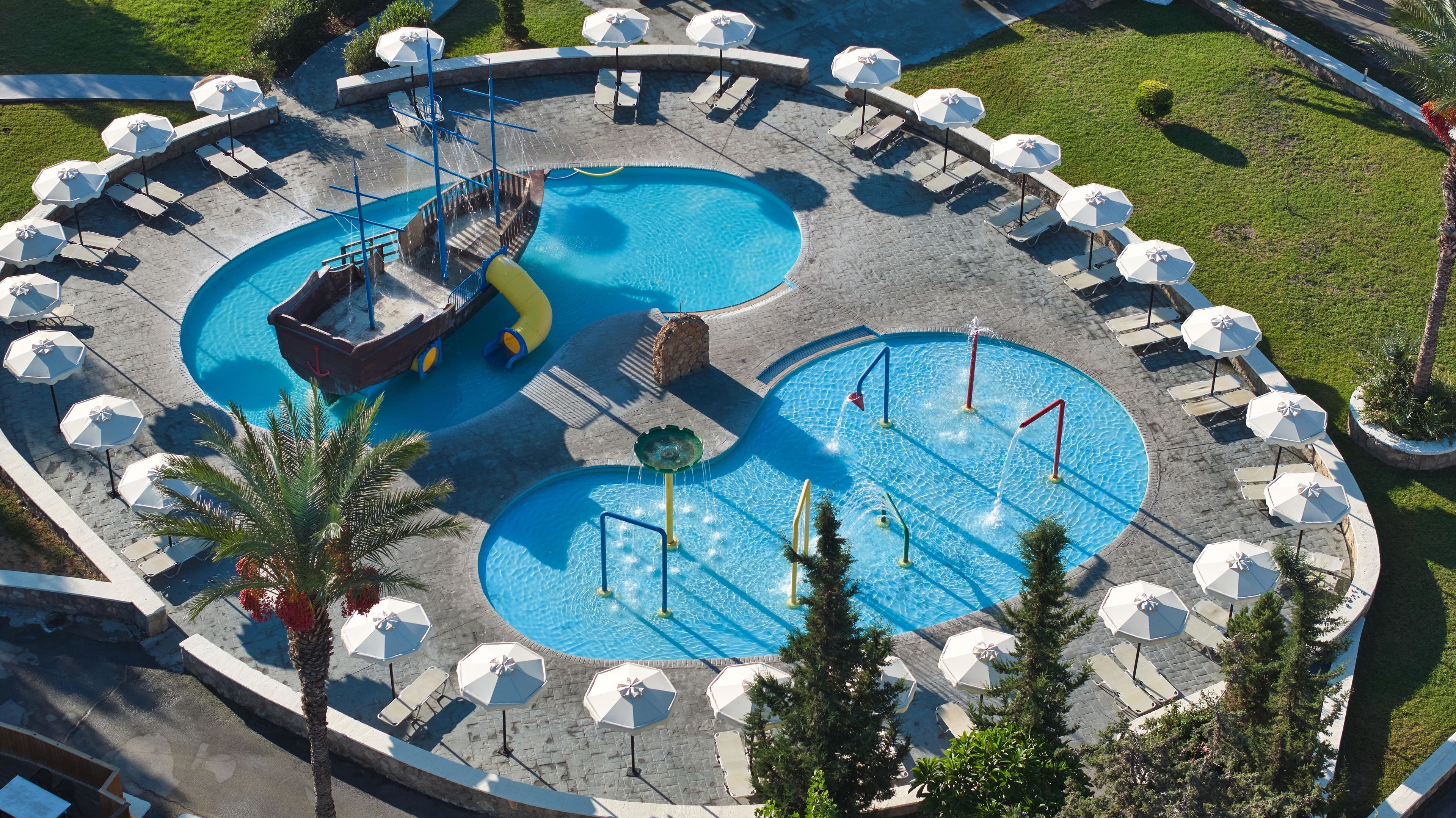 5 Außenpools, Sonnenschirme, Liegestühle