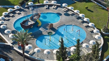 5 Außenpools, Sonnenschirme, Liegestühle