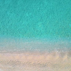 Sulla spiaggia, lettini da mare, ombrelloni, teli da spiaggia