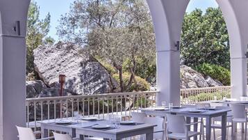 4 restaurants, breakfast, lunch, dinner served; international cuisine