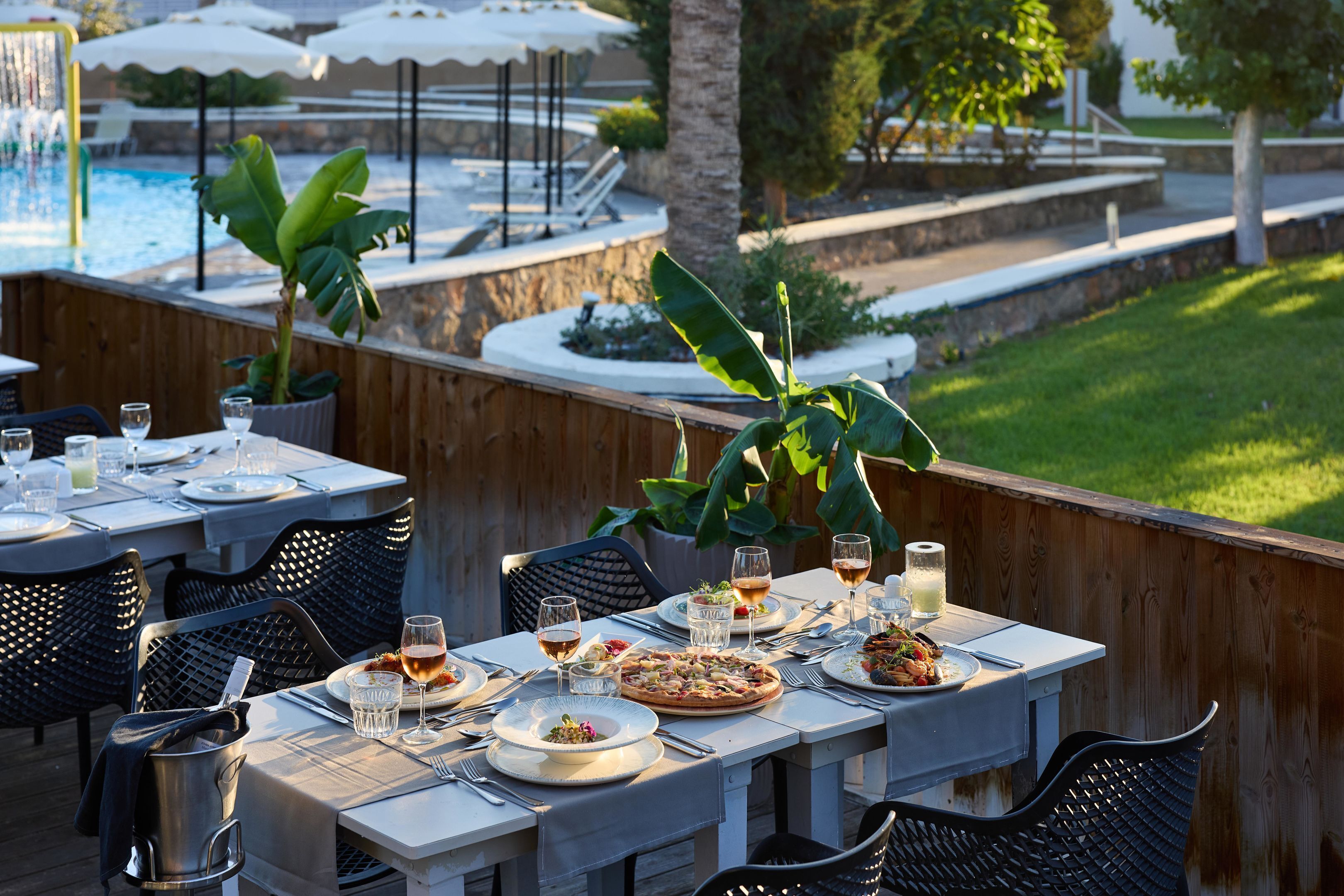 4 restaurantes; se sirve desayuno, almuerzo y cena