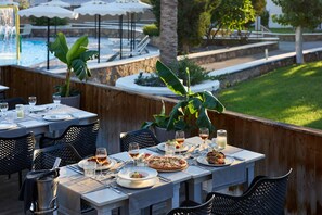 4 restaurants; breakfast, lunch and dinner served  - “Kiotari Miraluna Beach Resort” (Rhodes)