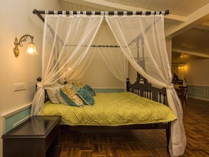 Caja fuerte, decoración individual, mobiliario individual y escritorio