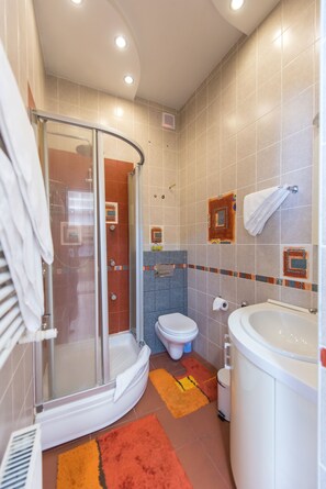 Family Room | Bathroom