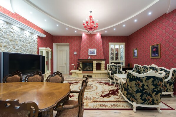 Suite, 1 King Bed, Jetted Tub | Living room