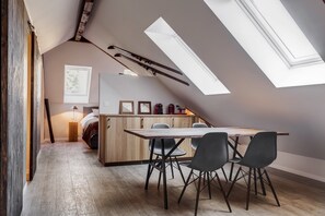 Premium bedding, down comforters, desk, blackout drapes - Le jour et la nuit (Geneva)