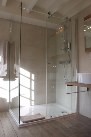 Artículos de tocador gratuitos, secador de pelo, toallas