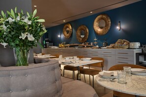 Daily buffet breakfast (EUR 30 per person) - Sant Jaume Design Hotel (Palma de Mallorca)