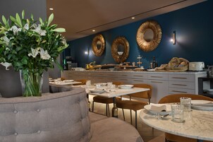 Café da manhã com buffet todos os dias mediante uma taxa