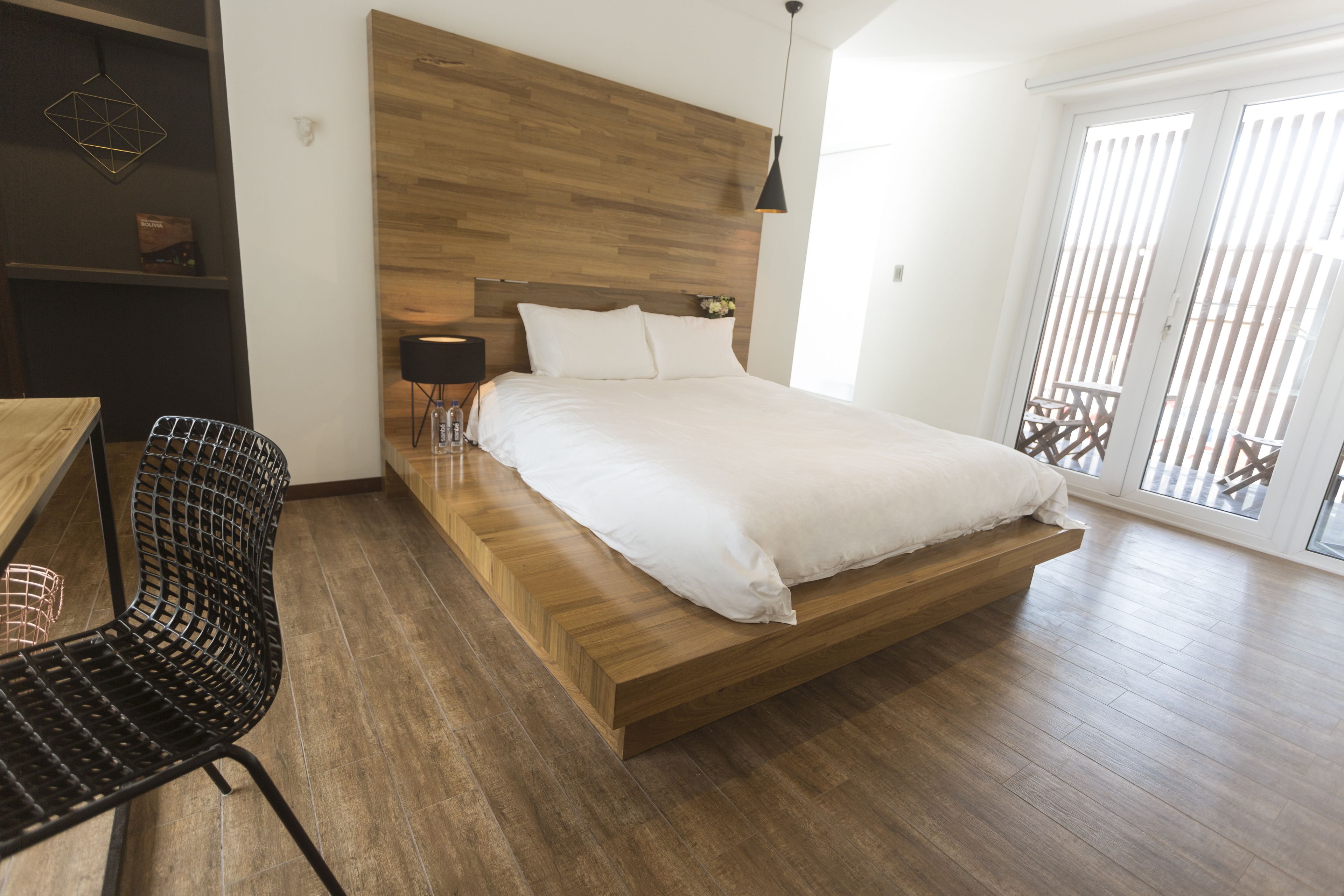 Habitación Deluxe, 1 cama Queen size, balcón | Minibar, caja de seguridad en la habitación y decoración personalizada 