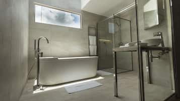 Premium-værelse - 1 queensize-seng - badekar | Badeværelse | Bruser, gratis toiletartikler, hårtørrer, håndklæder