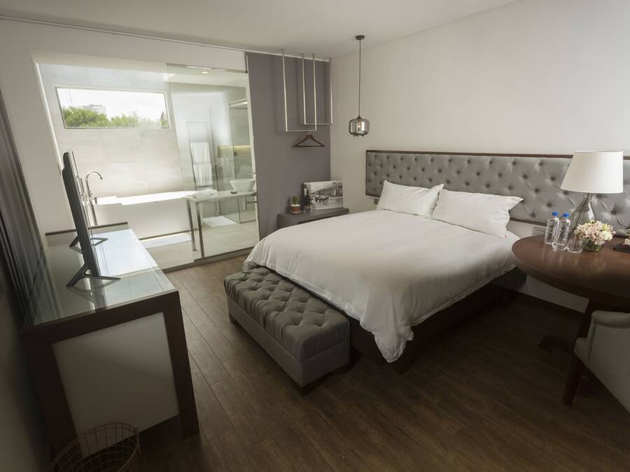 Camera Premium, 1 letto queen, vasca da bagno | Minibar, una cassaforte in camera, con stile personalizzato