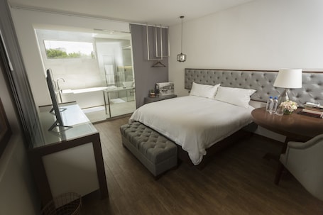 Premium Room, 1 Queen Bed, Bathtub | Minibar, in-room safe, individually decorated, individually furnished