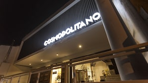 A building with a sign that reads "COSMOPOLITANO." - Cosmopolitano Hotel Boutique (Santa Cruz)