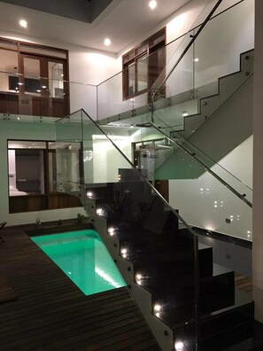 Piscine extérieure, chaises longues