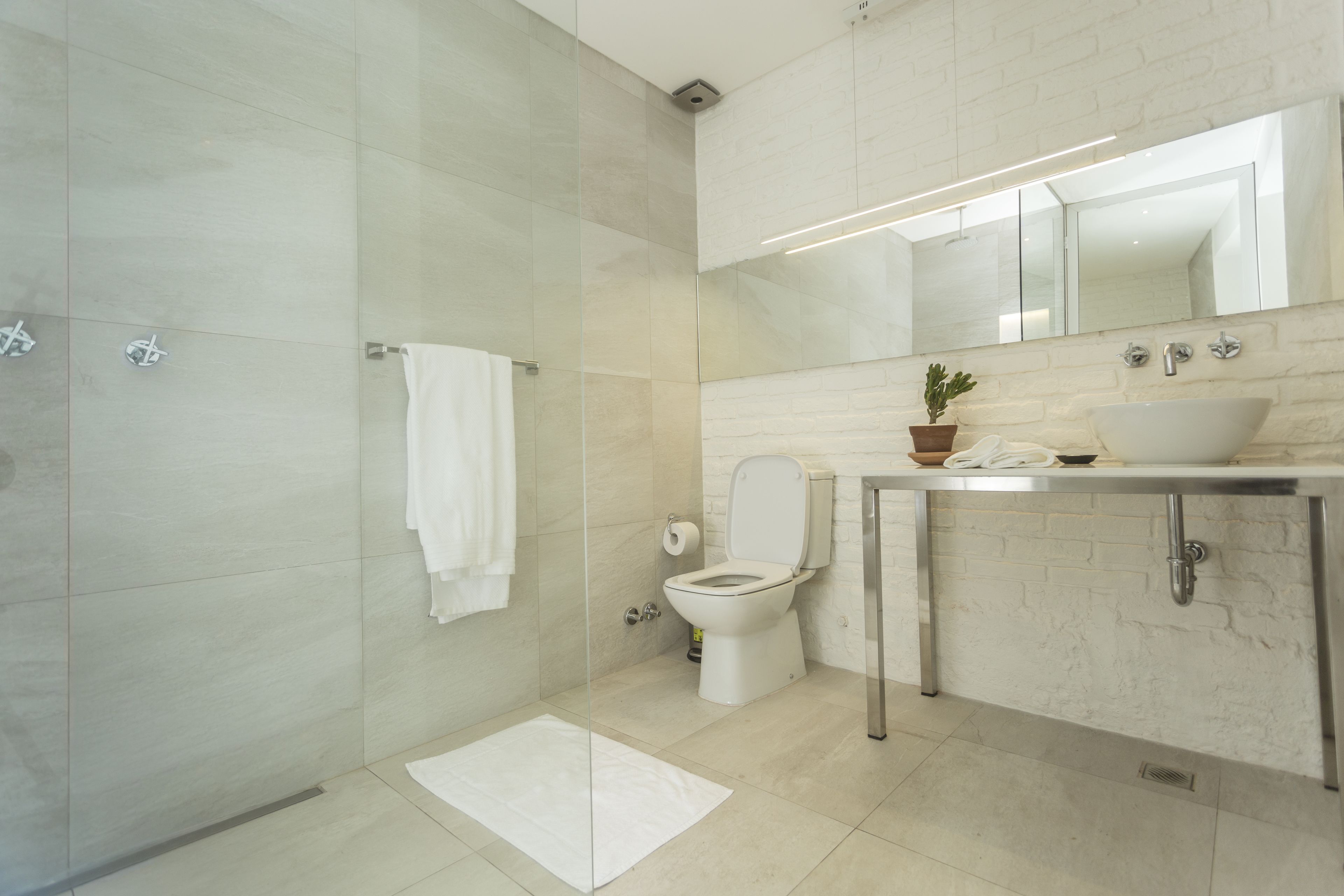 deluxe room, 1 queen bed, balcony | bathroom | shower, free toiletries, hair dryer, towels