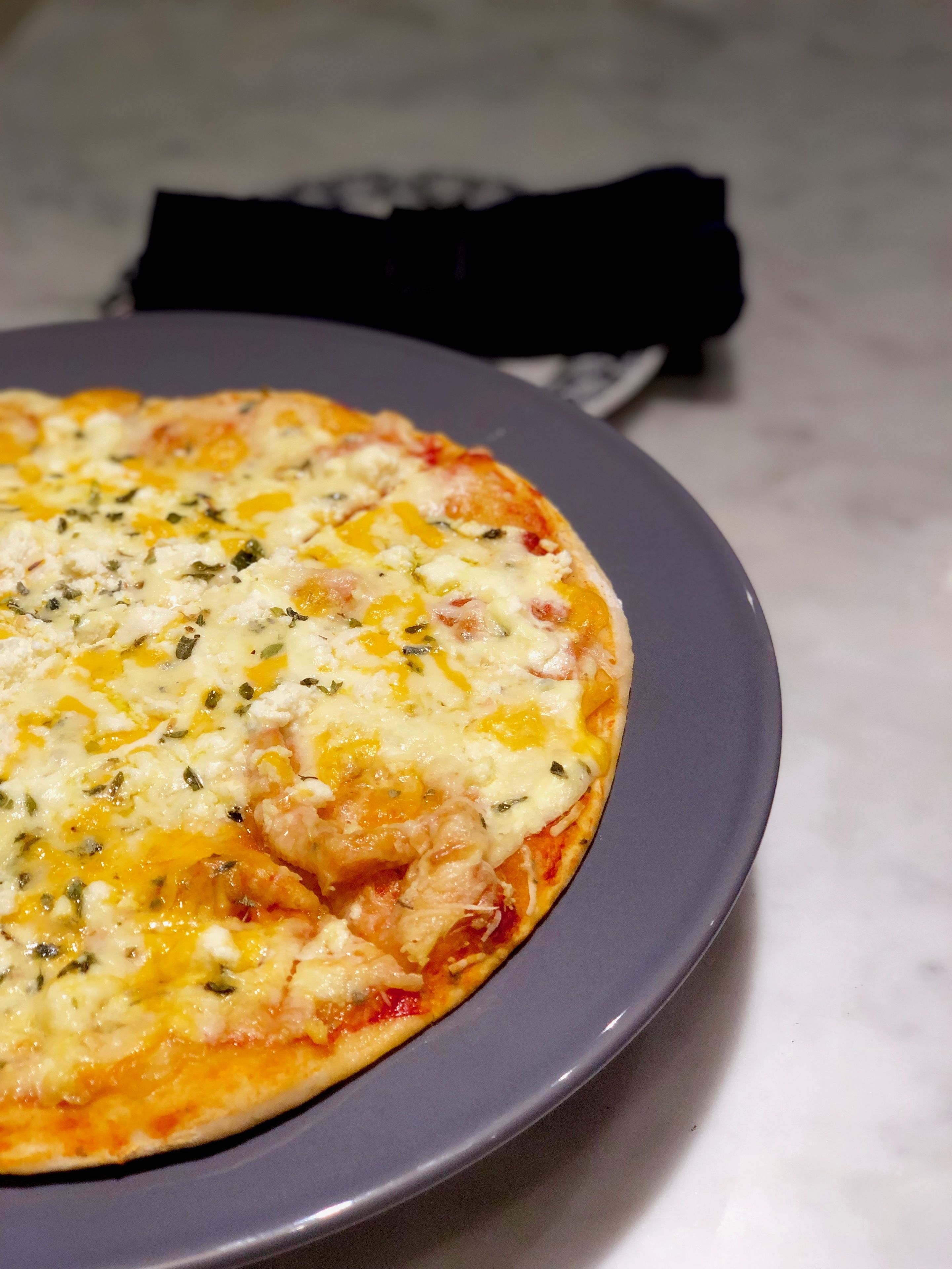 Uma pizza em um prato.