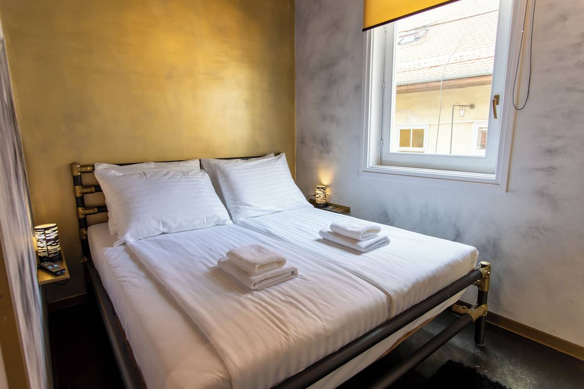 Tweepersoonskamer, privébadkamer | Een bureau, gratis wifi, beddengoed