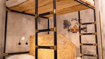 4-Bed Dormitory,Private Bathroom - 1 Bed | Escritorio, wifi gratis y ropa de cama