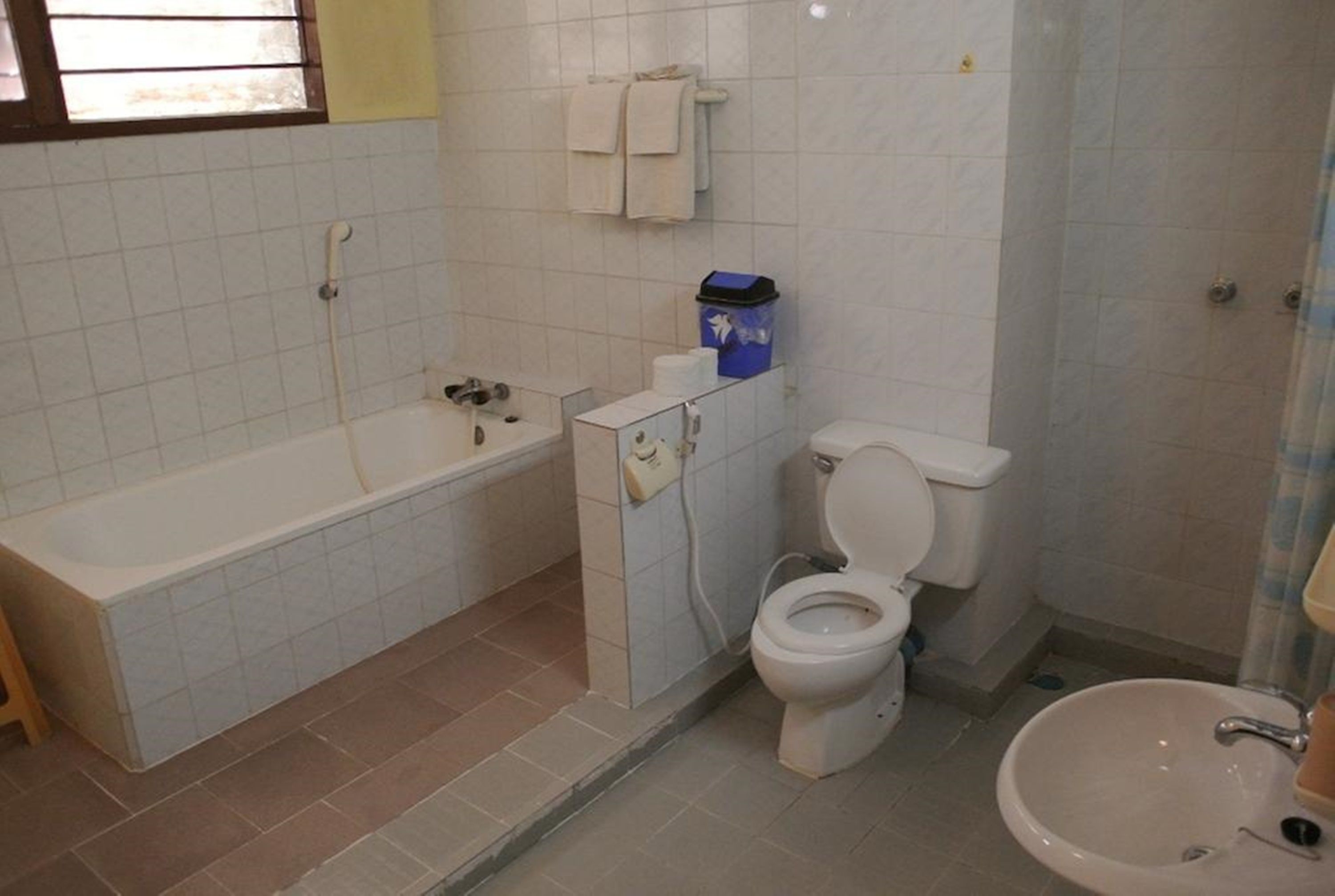 A bathroom with a bathtub, toilet, and sink.