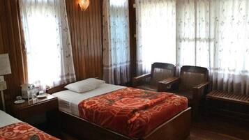 In-room safe, desk, free WiFi