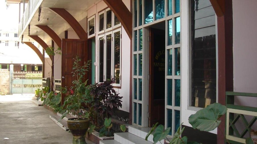 Nanda Wunn Hotel - Hostel