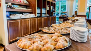 Buffet variat amb pastissos i racó de cafè.