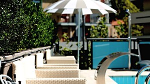 Zona de piscina amb gandules de vimbles.