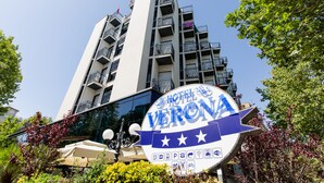 Senyal d'hotel amb una estrella i diversos icones que indiquen serveis.
