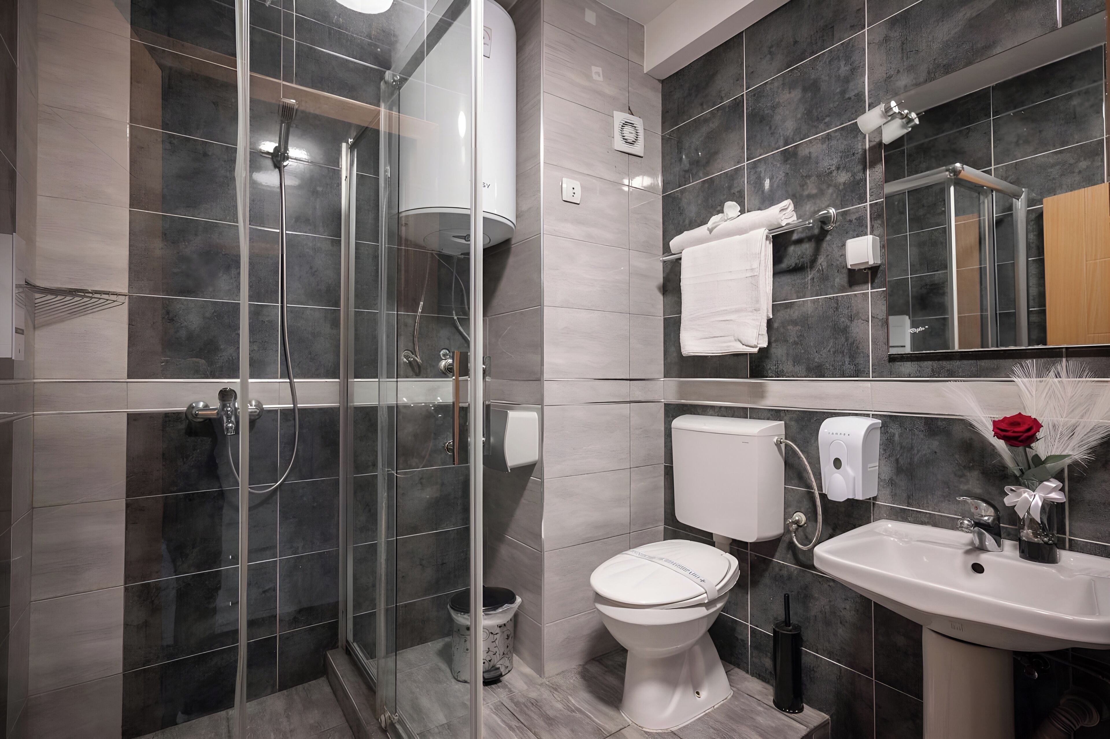 Deluxe appartement, 1 slaapkamer | Badkamer | Een douche, gratis toiletartikelen, een haardroger, badjassen