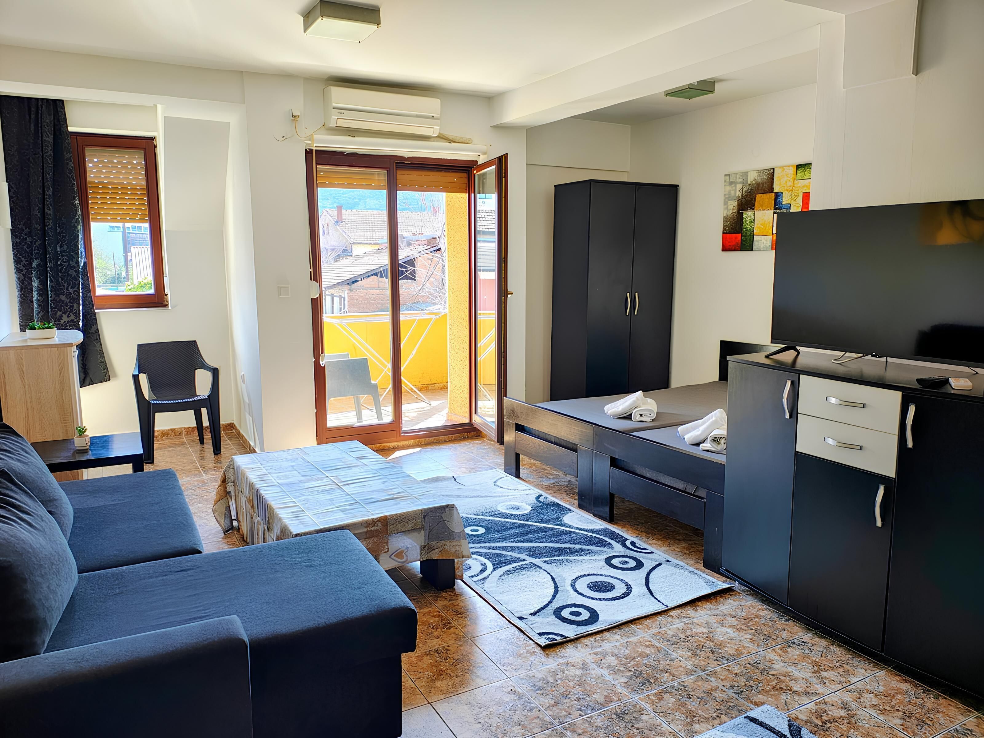 Deluxe-studiolejlighed - 1 soveværelse | Opholdsområde | Fladskærms-tv