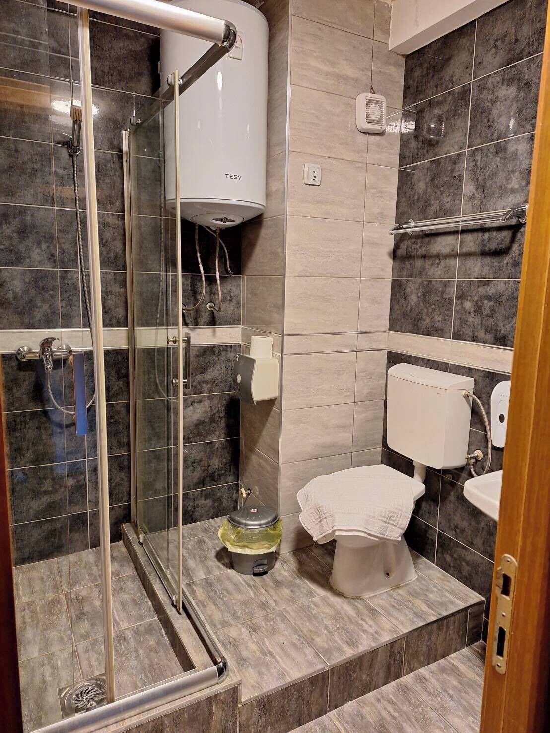 Une salle de bain moderne avec une douche à parois de verre, des toilettes et un lavabo.