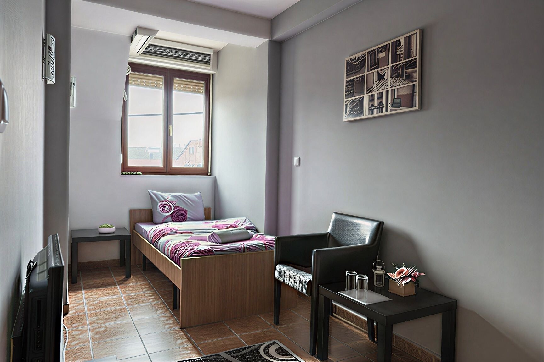 Una camera da letto con un letto, una sedia, un tavolino, una televisione e una finestra con persiane.
