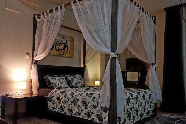 Minibar, coffres-forts dans les chambres, bureau