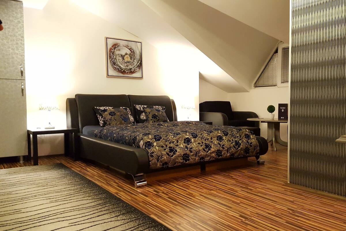 Minibar, coffres-forts dans les chambres, bureau