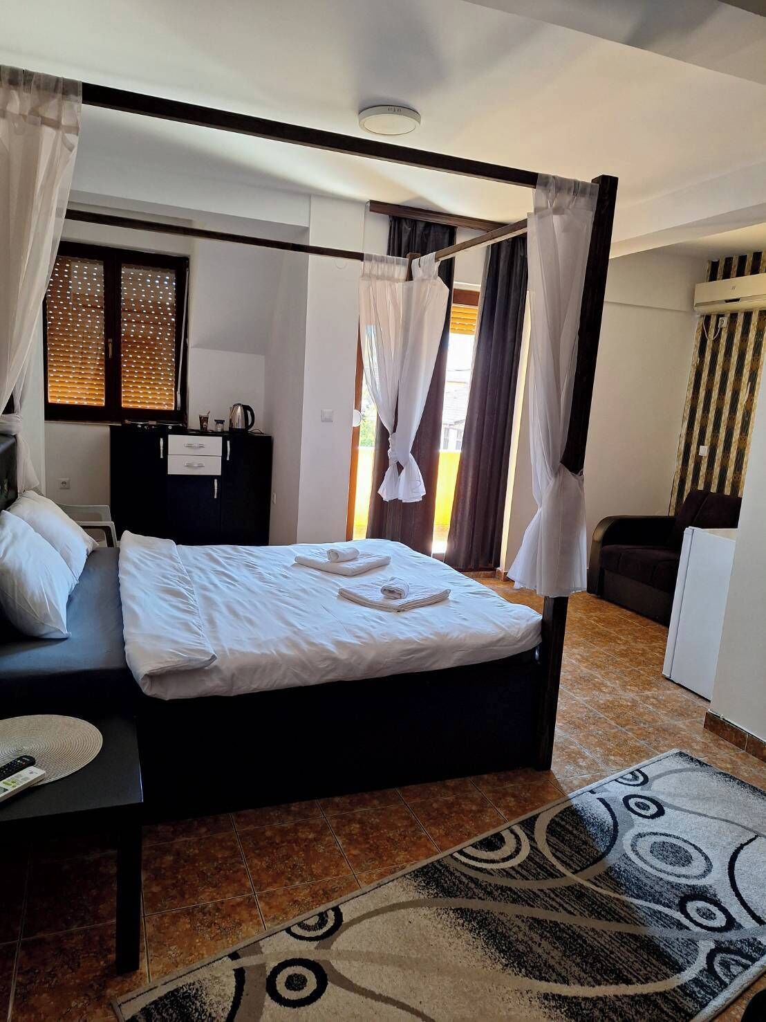 Comfort-værelse til 3 personer | Minibar, pengeskab på værelset, skrivebord, strygejern/strygebræt