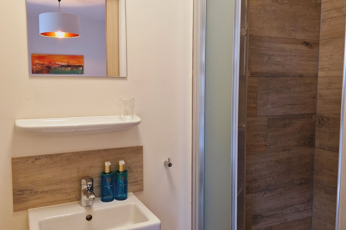 single room | bathroom | shower, free toiletries, hair dryer, towels