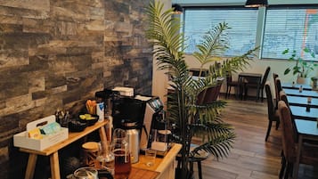 Dagelijks ontbijtbuffet (EUR 7.50 per persoon)