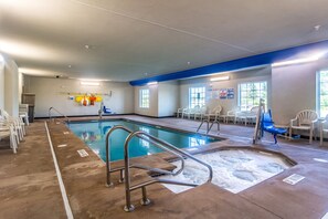 من حمّامات السباحة المغطاة